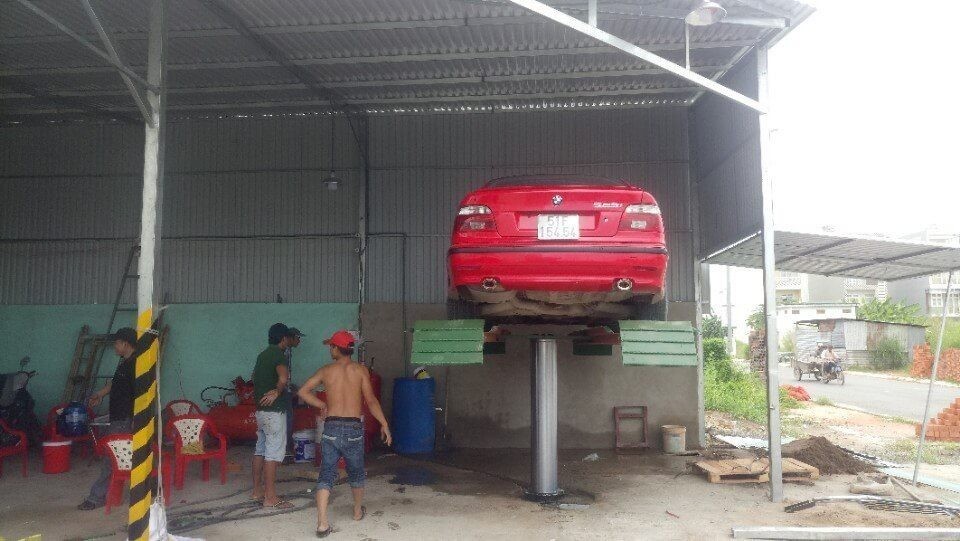 Vận hành hệ thống điều khiển của trụ b xe ô tô để nâng hạ an toàn