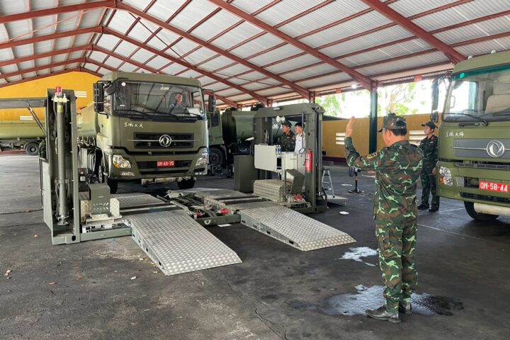 Kiểm định xe ô tô quân sự trên thiết bị chuyên dụng cơ động, đảm bảo an toàn kỹ thuật và bảo vệ môi trường cho phương tiện quân đội