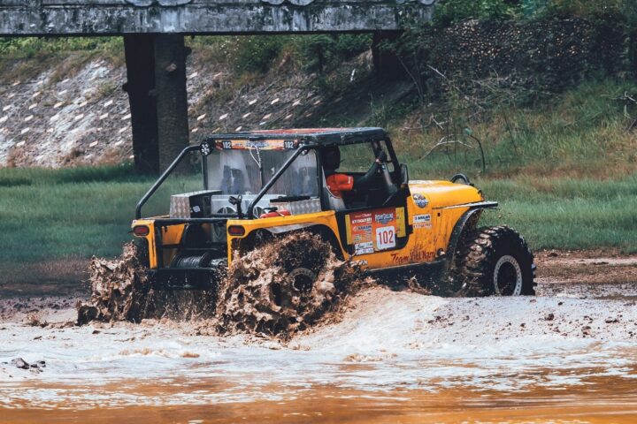 Xe bán tải lao dốc trên đường đua đất đỏ đầy thử thách