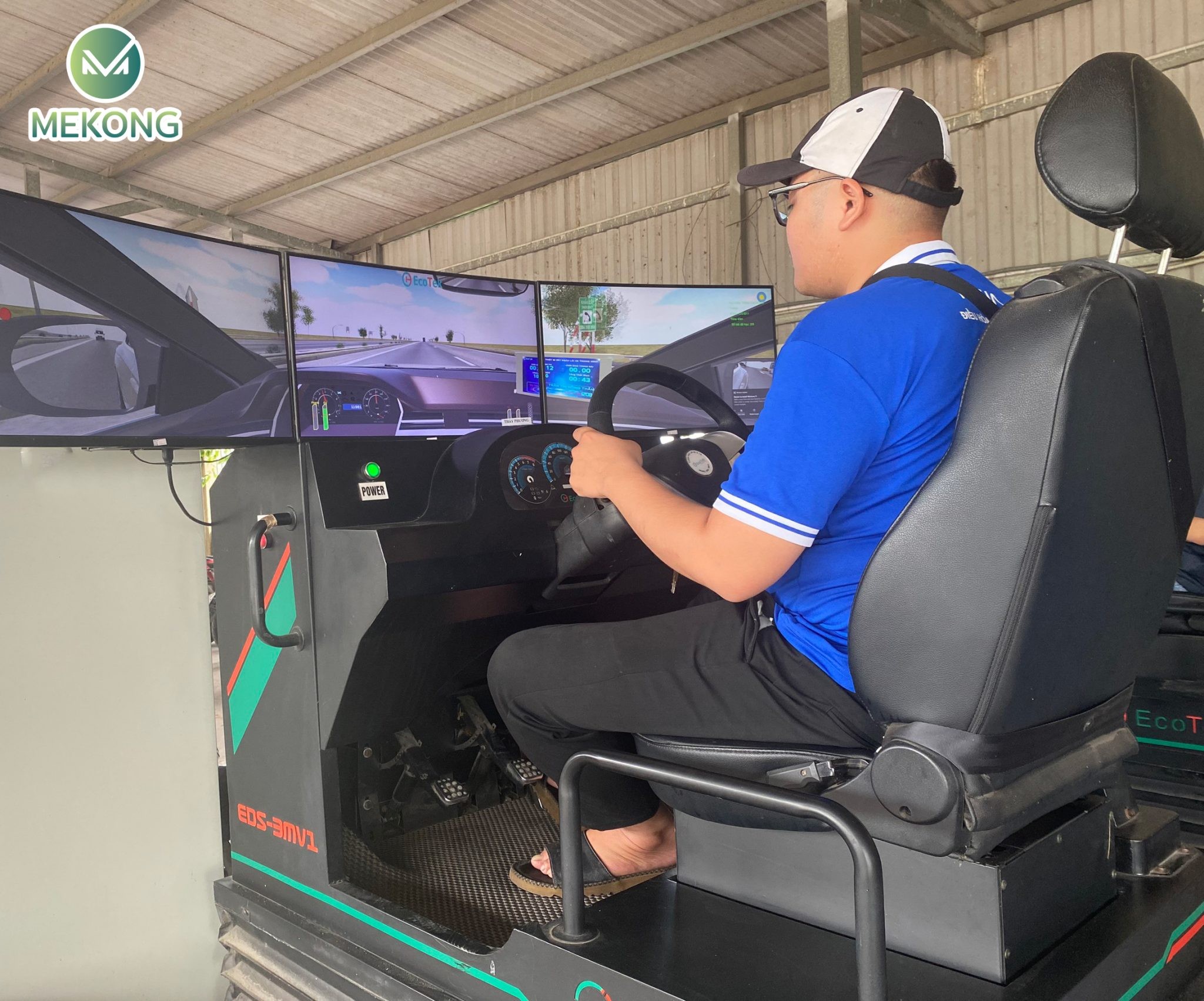 Thiết bị cabin mô phỏng giúp học viên rèn luyện kỹ năng lái xe ô tô