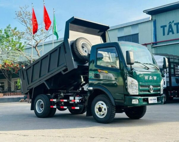 Xe ô tô tải ben 5 tấn Chiến Thắng WZ4.98/TD2 màu xanh đang hoạt động trên công trường