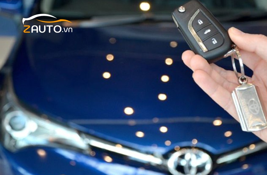 Chìa khóa thông minh (smart key) của xe ô tô đặt trên bảng điều khiển