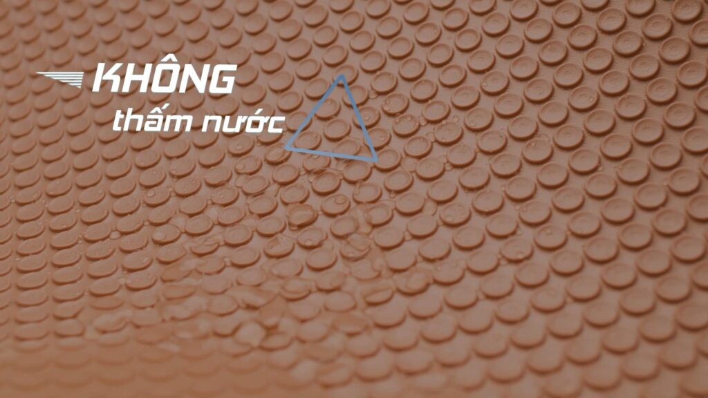 Khả năng chống thấm nước vượt trội của thảm KATA, bảo vệ sàn xe ô tô Kia khỏi ẩm mốc