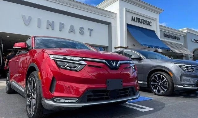 Xe điện VinFast VF 2 màu đỏ sẫm đang di chuyển trên đường, hưởng lợi từ chính sách giảm thuế xe ô tô