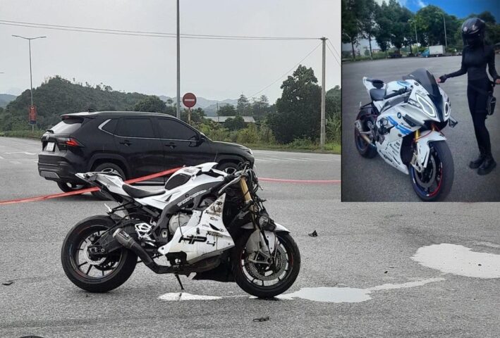 Hình ảnh xe BMW phân khối lớn (xe máy) bị hư hại sau va chạm mạnh với ô tô, nhấn mạnh rủi ro khi điều khiển các phương tiện hiệu suất cao