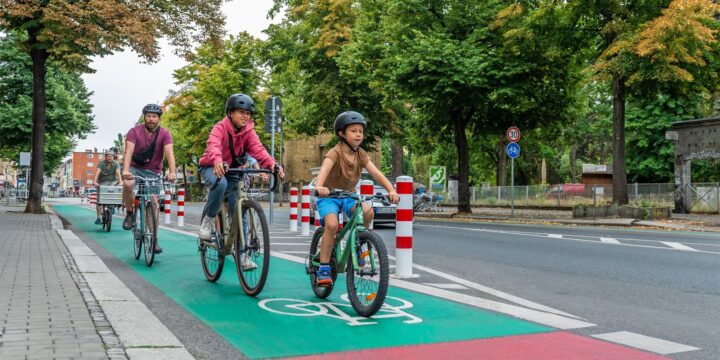 Xe đạp và ô tô tranh giành không gian đô thị tại Berlin, Đức