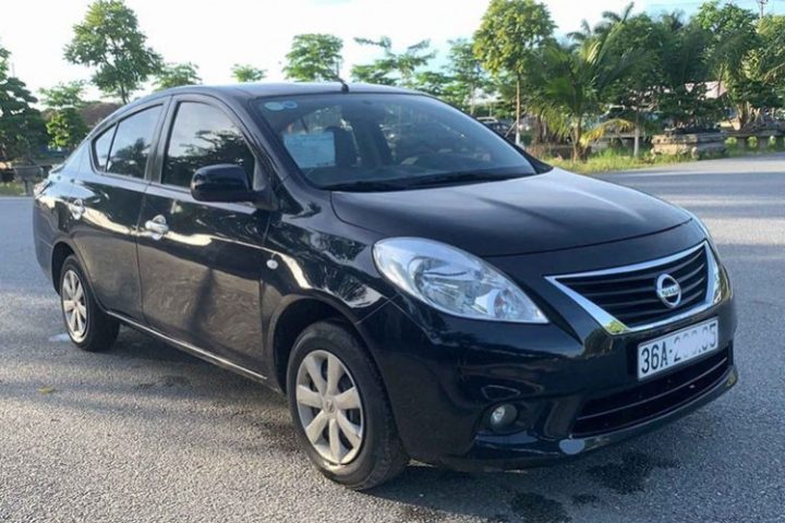 allintitle:xe ô tô nissan sunny cũ màu đỏ trên đường phố, thể hiện sự bền bỉ của dòng xe.