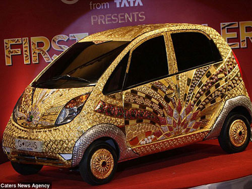 Ông Ratan Tata giới thiệu mẫu xe ô tô Tata Nano tiên phong