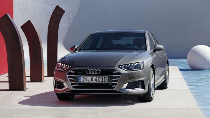 Audi A4 thế hệ mới màu trắng đang đỗ trên đường phố, thể hiện thiết kế sang trọng và hiện đại