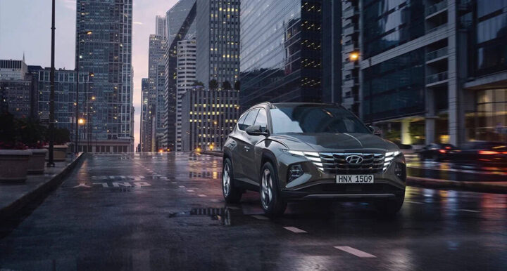 Hyundai Tucson thế hệ mới màu bạc sang trọng, tổng quan về giá xe ô tô Tucson.