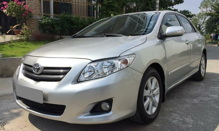 Nội thất Toyota Altis 2008 với ghế nỉ và bảng điều khiển đơn giản