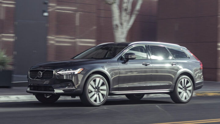 2022 Volvo V90 Cross Country B6 AWD in motion 4