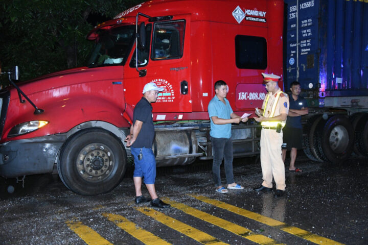 Kiểm tra giấy tờ và hồ sơ vận chuyển xe ô tô container