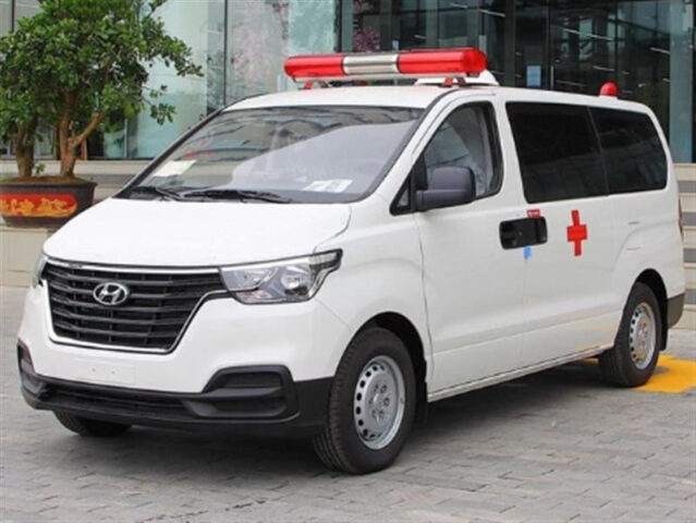 Hình ảnh xe ô tô cứu thương Hyundai Starex đang đậu, phản ánh phân khúc và giá xe ô tô Starex trên thị trường.