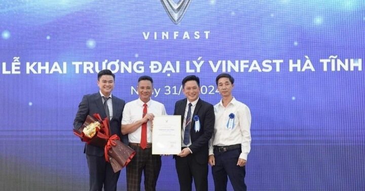 Đại diện VinFast Việt Nam trao giấy chứng nhận cho nhà phân phối xe ô tô điện VinFast Hà Tĩnh