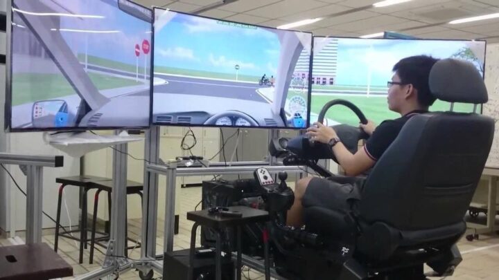 Học viên trải nghiệm mô hình học lái xe ô tô thực tế ảo tại trung tâm Sabavi