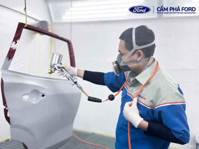 Đội ngũ kỹ thuật viên chuyên nghiệp tại Cẩm Phả Ford đang kiểm tra xe ô tô