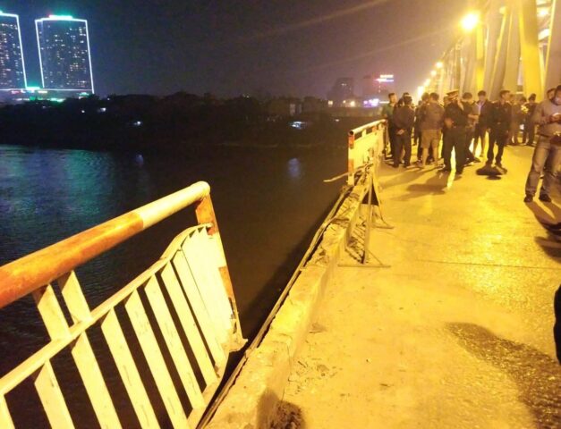 Hiện trường vụ tai nạn xe ô tô cầu Chương Dương, lan can bị tông văng