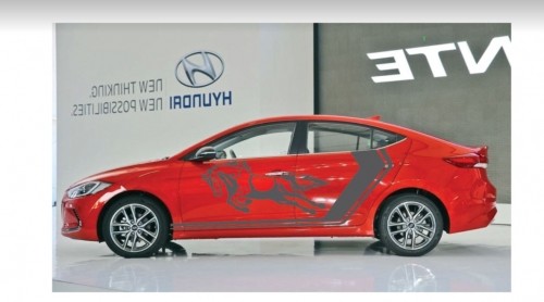 Dán decal sườn xe ô tô Hyundai Avante đỏ 2016 phong cách