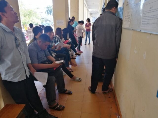 Người đàn ông kiểm tra thông tin trên bằng lái xe ô tô đã hết hạn