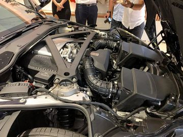 Thanh cân bằng xe ô tô trên Aston Martin DB11, minh họa cấu trúc nâng cao độ cứng khung gầm.