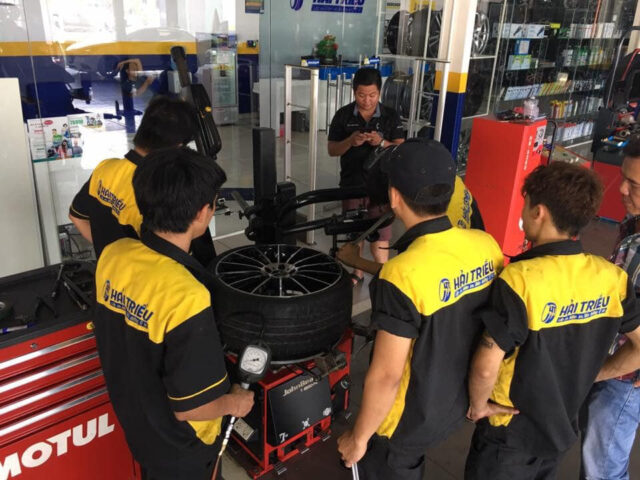Đội ngũ nhân viên chuyên nghiệp tại trung tâm vỏ xe ô tô Hải Triều tuyển dụng