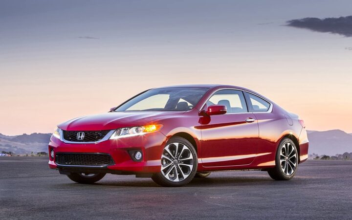 Xe ô tô Honda Civic thế hệ đầu tiên với thiết kế cổ điển và động cơ 4 xi-lanh