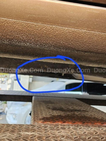 Hình ảnh xe ô tô bị sập gầm và móp sắt xi cần được kiểm tra và sửa chữa chuyên nghiệp