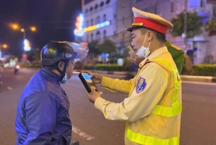 Hình ảnh minh họa CSGT kiểm tra nồng độ cồn xe ô tô trên đường giao thông