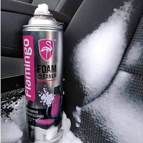 Chai xịt vệ sinh nội thất xe ô tô dạng bọt đang được phun lên bề mặt ghế