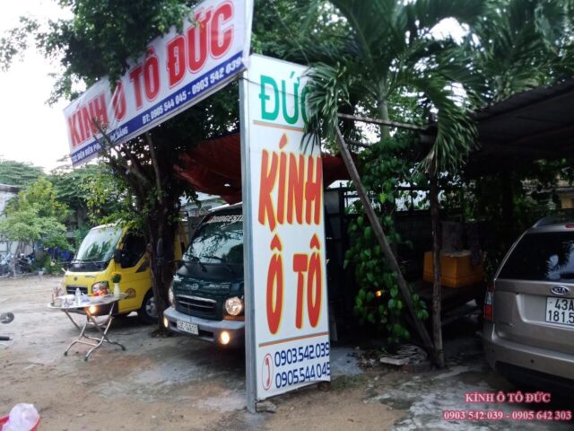 Kỹ thuật viên đang kiểm tra kính chắn gió của xe ô tô