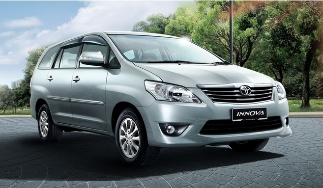 Nội thất xe ô tô 7 chỗ với vô lăng và bảng điều khiển, minh họa việc điều khiển bằng lái xe ô tô 7 chỗ