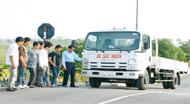Hoc lai xe o to bang C danh cho nhung nguoi du suc khoe du 21 tuoi tro len