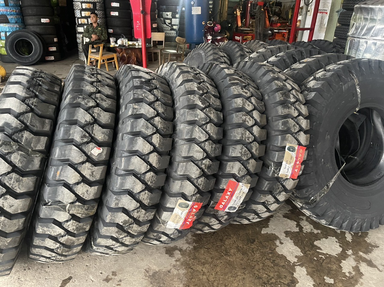 Kích thước lốp xe ô tô được ghi trên thành lốp, ví dụ 205/55R16 91V với các thông số chi tiết như chiều rộng, tỷ lệ hông, đường kính vành và chỉ số tải trọng