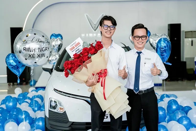 Anh Trần Đăng may mắn trúng xe ô tô điện VinFast VF 5 trong chương trình 'xé túi mù'