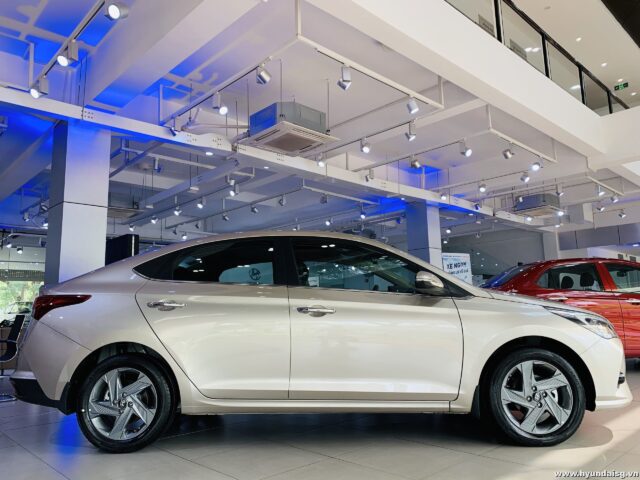 Hyundai Accent 2022 phiên bản đặc biệt màu vàng be, minh họa xe ô tô bản đủ với thiết kế ngoại thất cao cấp.