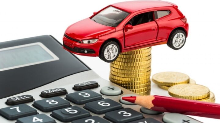 Người đàn ông ký hợp đồng vay mua xe ô tô 100 triệu trả góp, tượng trưng cho việc sở hữu xe dễ dàng hơn.
