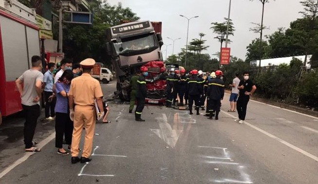 Lực lượng chức năng tại hiện trường tai nạn ô tô, một lời nhắc nhở về an toàn giao thông khi chúng ta chiêm ngưỡng và tai ảnh xe ô tô để tham khảo.