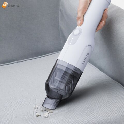 Máy hút bụi xe ô tô cầm tay tiện lợi đang làm sạch nội thất xe