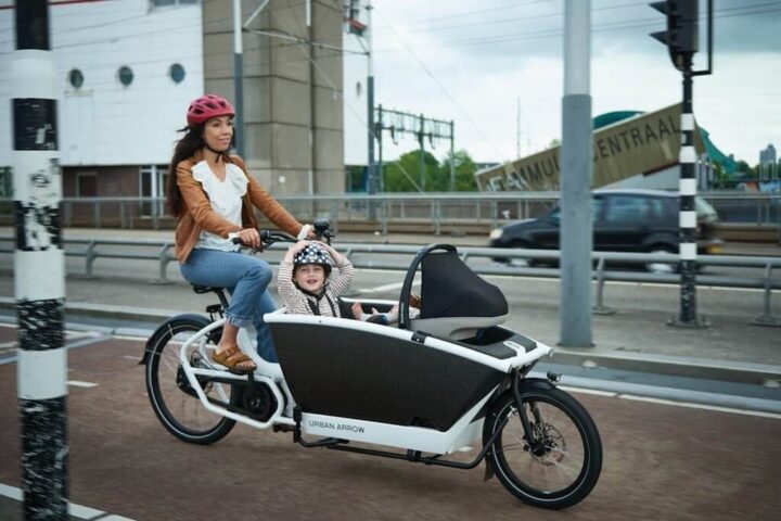 Mẫu xe đạp lai ô tô Urban Arrow Family với thùng xe rộng rãi chở trẻ nhỏ, thiết kế thay thế xe hơi trong đô thị.
