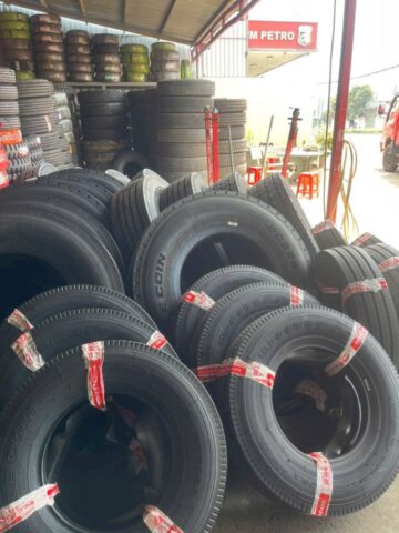 Kiểm tra gai lốp để sử dụng xe ô tô cũ an toàn
