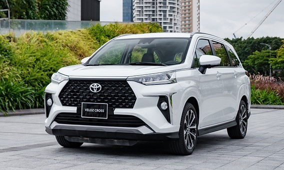 Hình ảnh xe ô tô Toyota Fortuner thế hệ mới, biểu tượng của sự mạnh mẽ và uy lực