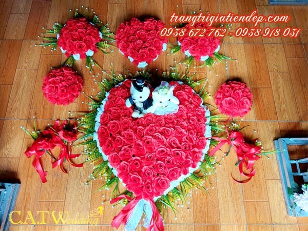 Mẫu hoa cưới xe ô tô giả hình trái tim với gấu bông dễ thương