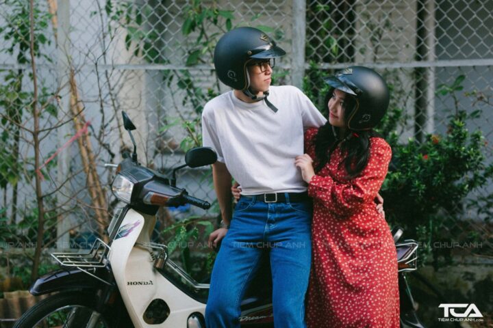 Ảnh nắm tay trên xe máy, nguồn cảm hứng cho những bức ảnh tình cảm trên xe ô tô.