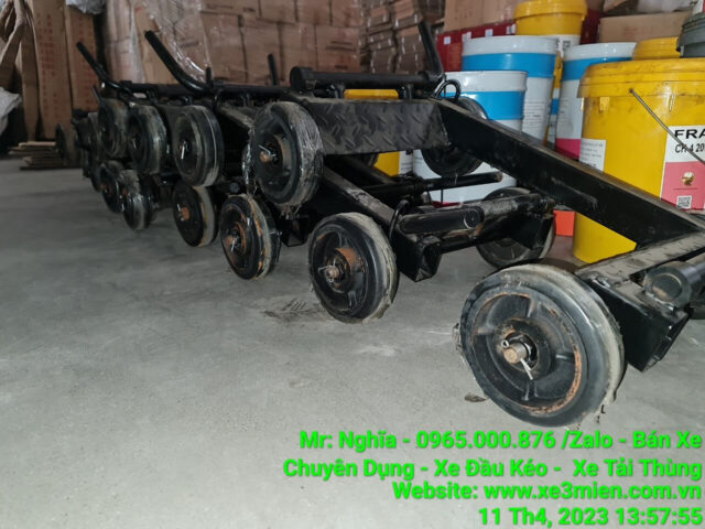 Bánh xe cứu hộ khẩn cấp cho ô tô, đặt trong cốp xe gọn gàng, sẵn sàng ứng phó sự cố.