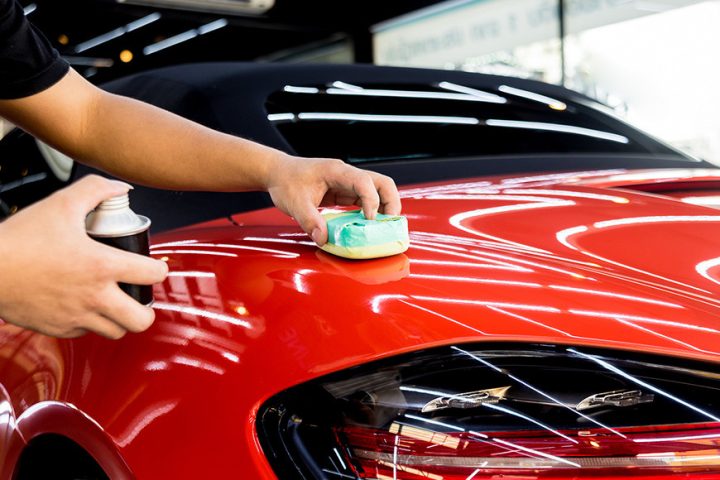 Xe Matrix đỏ ô tô nổi bật trên đường phố, thể hiện sự cá tính và năng động của dòng xe hatchback Toyota.