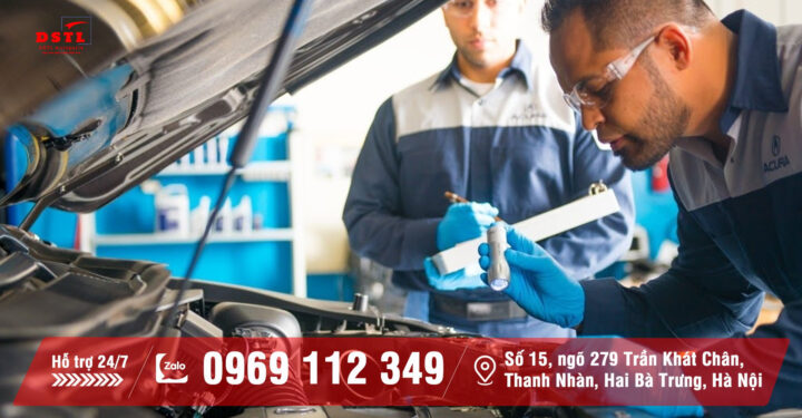 Kỹ thuật viên kiểm tra hệ thống nhiên liệu, chuẩn bị xúc rửa bình xăng xe ô tô