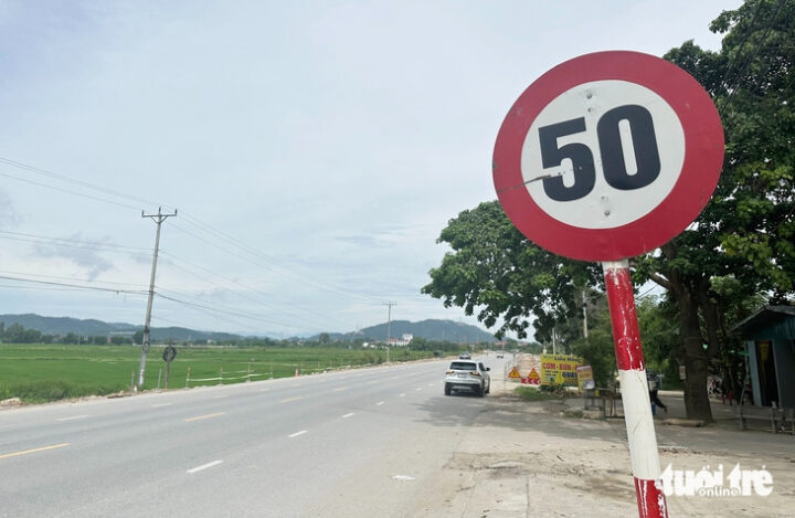 Biển báo tốc độ 50km/h trên đoạn đường xảy ra tai nạn ô tô tông xe máy
