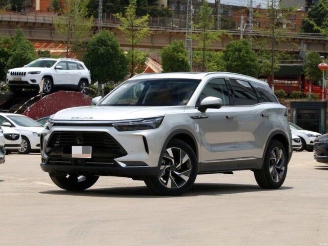 Mẫu SUV Baic Beijing X7 đại diện cho sự phổ cập công nghệ tiên tiến trên các dòng xe phổ thông, một xu hướng mà **các hãng siêu xe ô tô** cũng phải liên tục vượt qua để giữ vững vị thế dẫn đầu.
