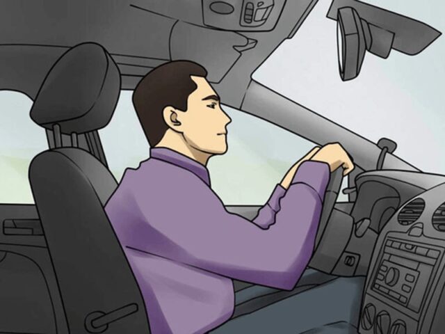 Bình tĩnh và tìm vị trí mở cửa xe ở khu vực ghế lái để thoát hiểm trên xe ô tô